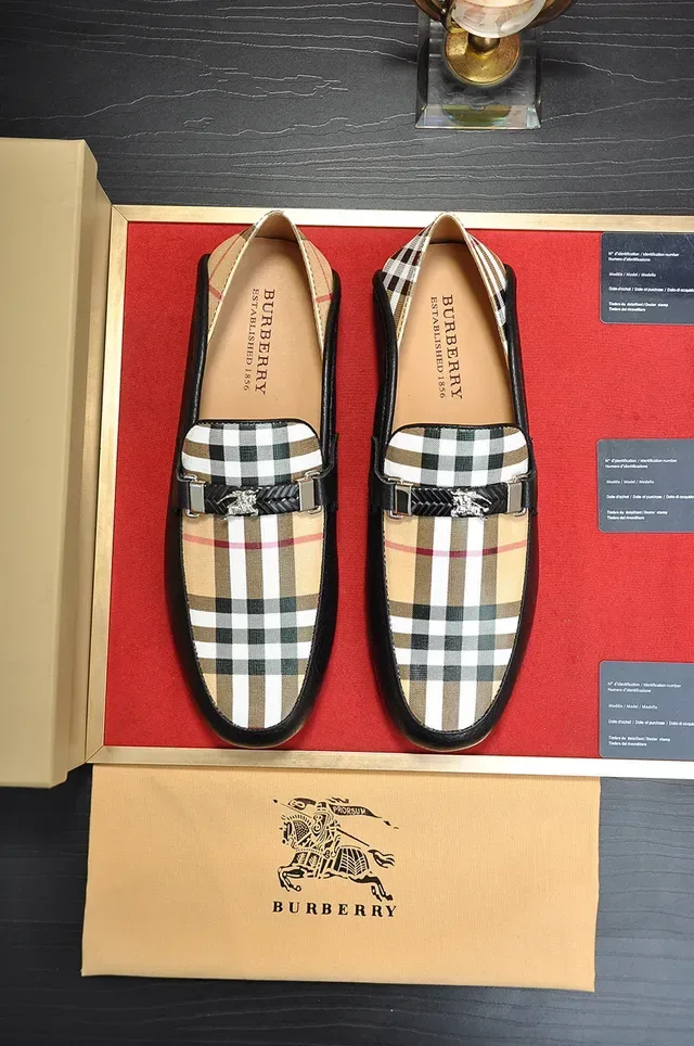 Burberry Knight House Check Black Leather Loafer 9