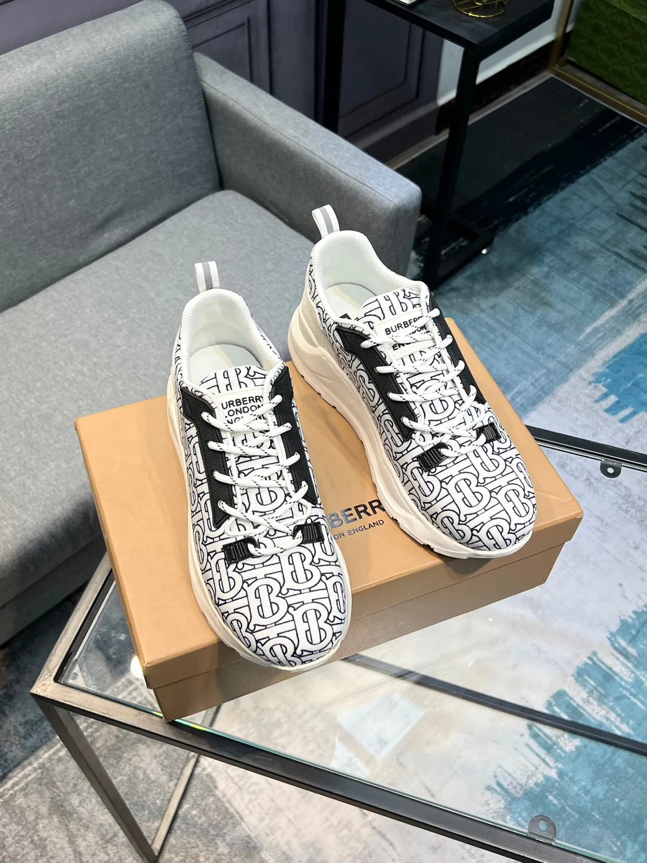 Burberry Knight Monogram Print أحذية رياضية كلانكي أبيض وأسود 4