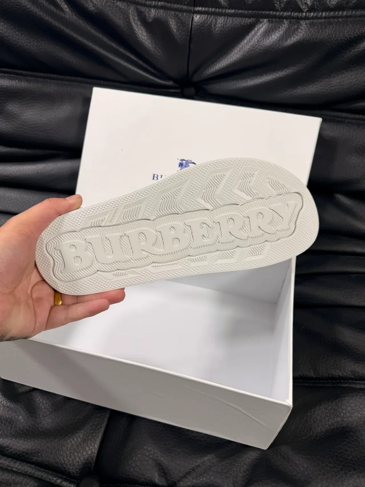 Burberry Knight نعال أبيض جلدية بنقش لوجو مع حزام 2
