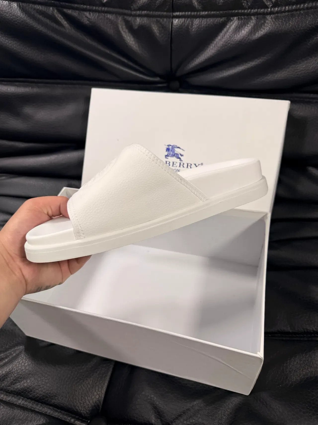 Burberry Knight نعال أبيض جلدية بنقش لوجو مع حزام 3