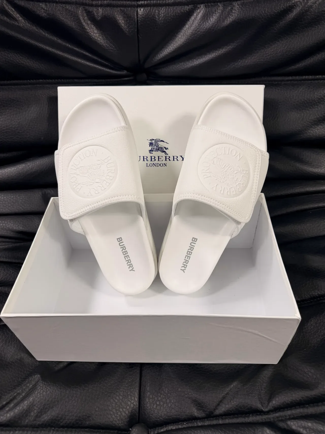 Burberry Knight نعال أبيض جلدية بنقش لوجو مع حزام 4