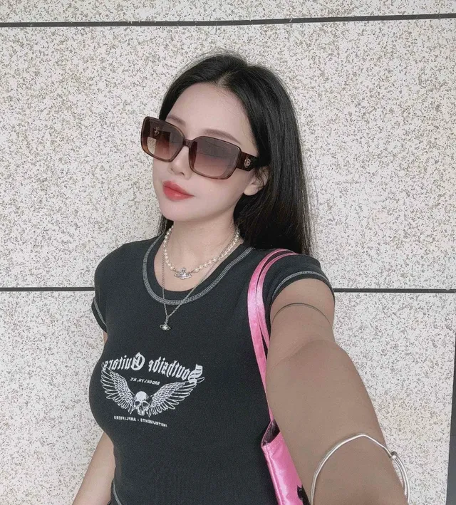 Burberry Lola Black Beige Oversized Rectangular Frame Acetate Front Sunglasses 2