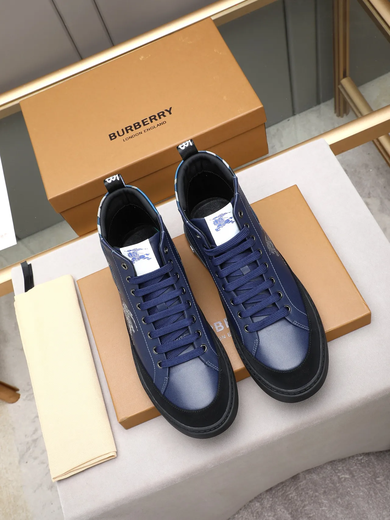 Burberry Sneakers Lifestyle Navy Black en cuir et panneau à carreaux à la cheville 3