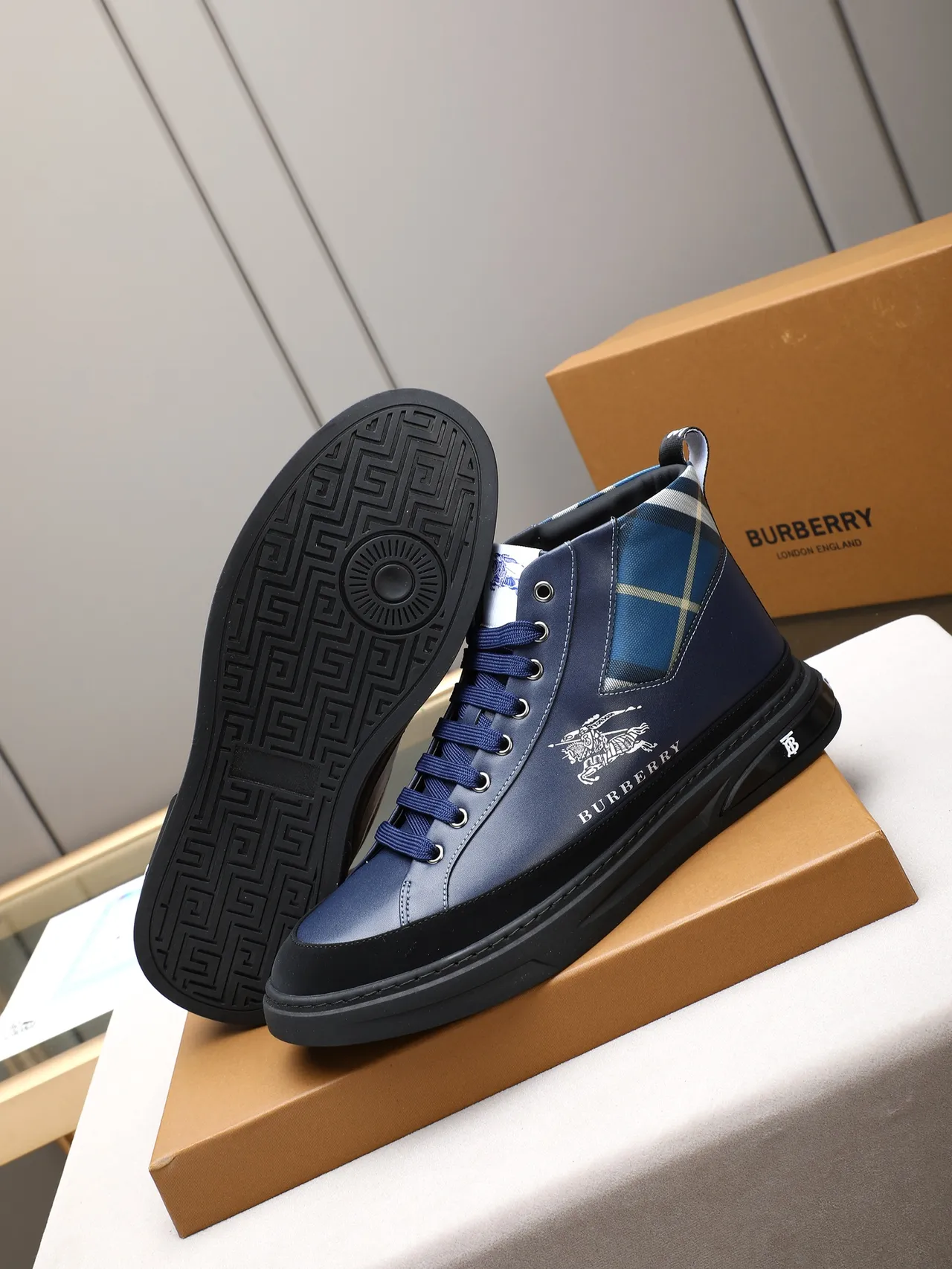 Burberry Sneakers Lifestyle Navy Black en cuir et panneau à carreaux à la cheville 4