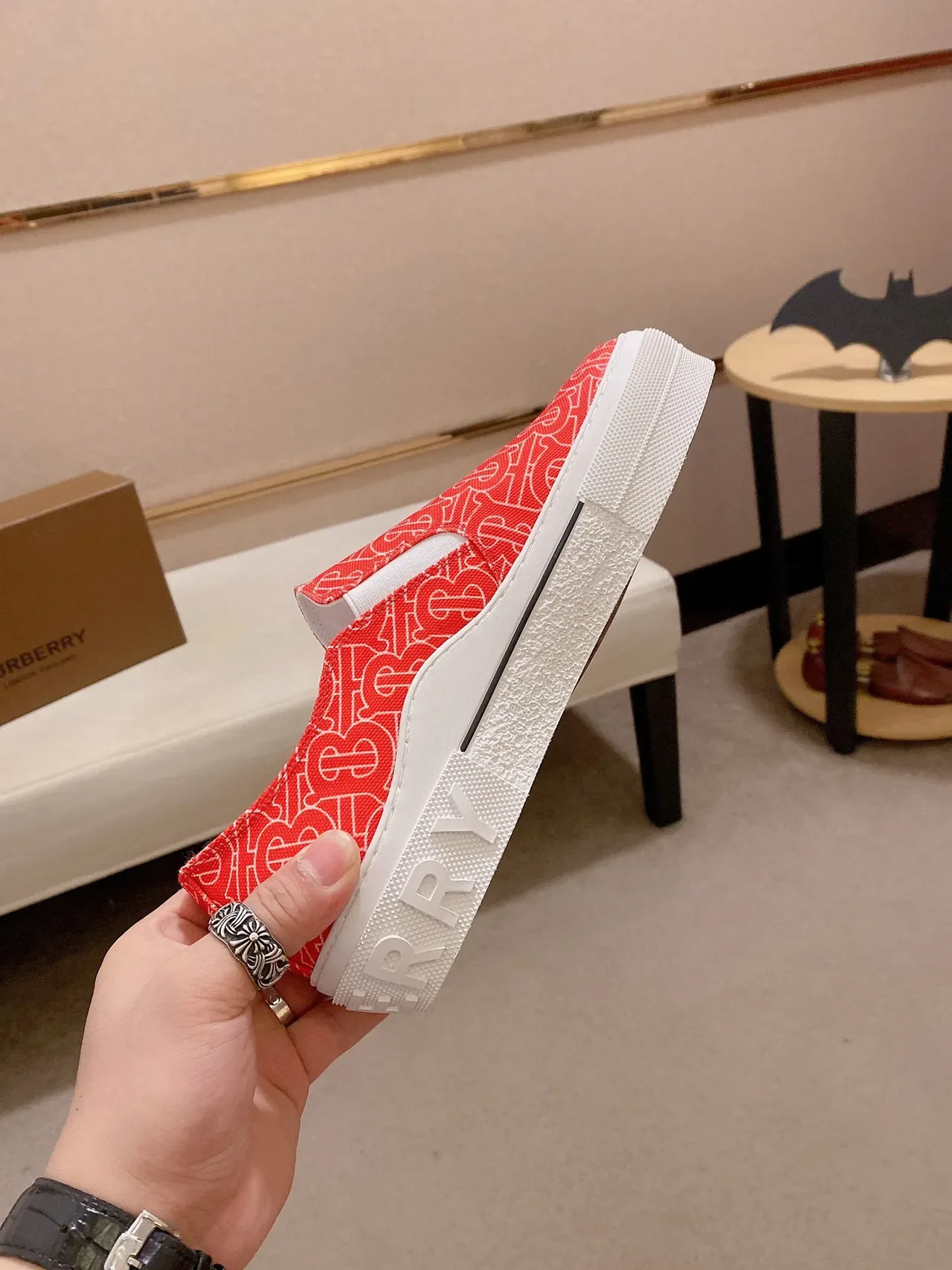 Burberry Tênis lifestyle slip-on com monograma vermelho branco 2