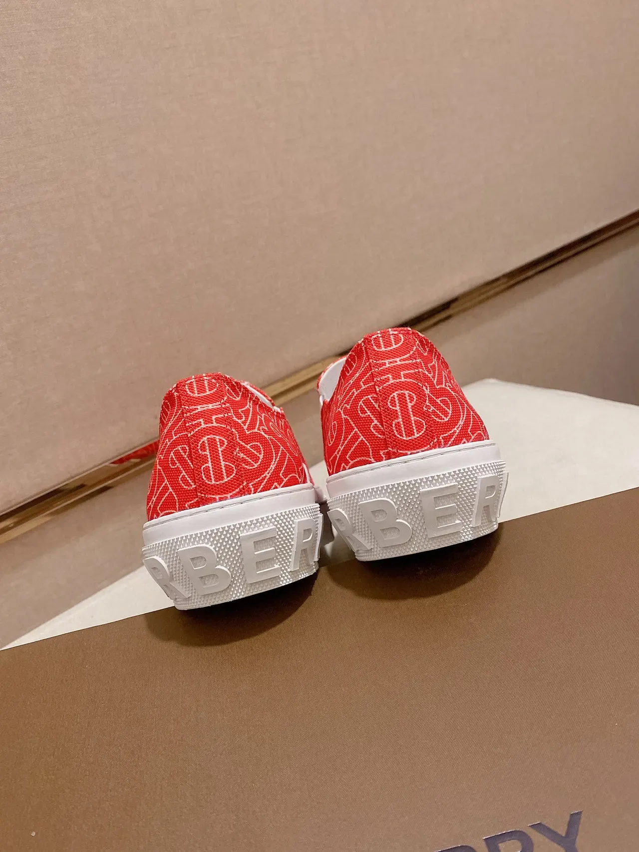Burberry Tênis lifestyle slip-on com monograma vermelho branco 4