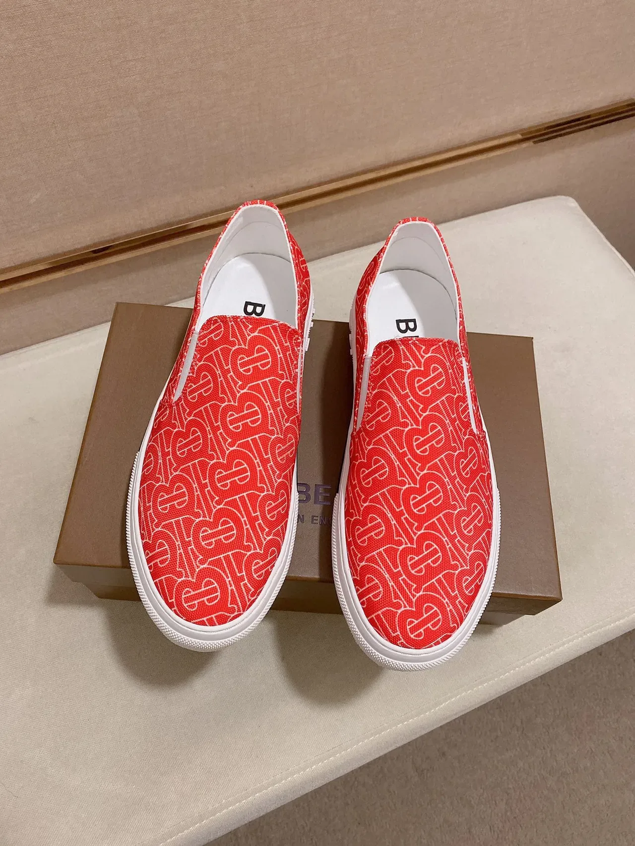 Burberry Tênis lifestyle slip-on com monograma vermelho branco 5