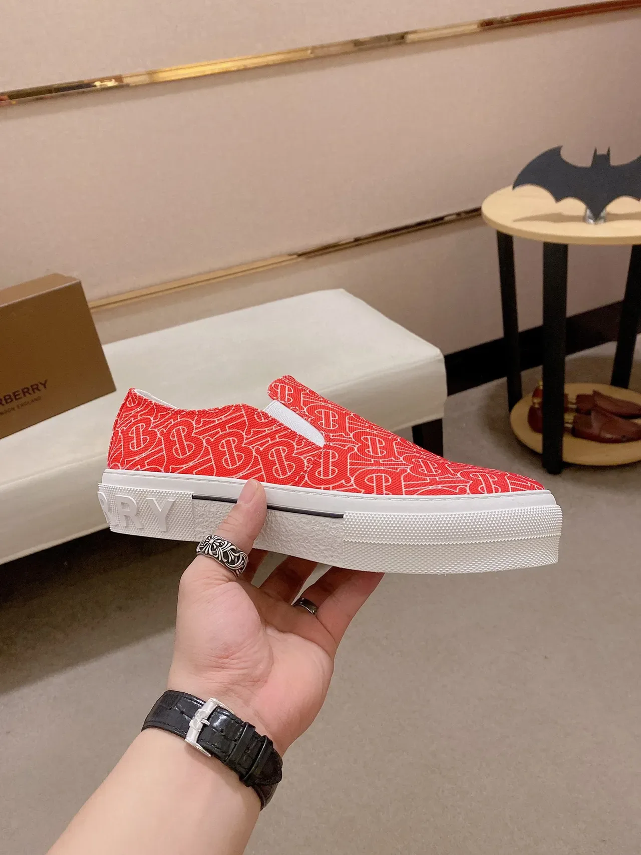 Burberry Tênis lifestyle slip-on com monograma vermelho branco 7