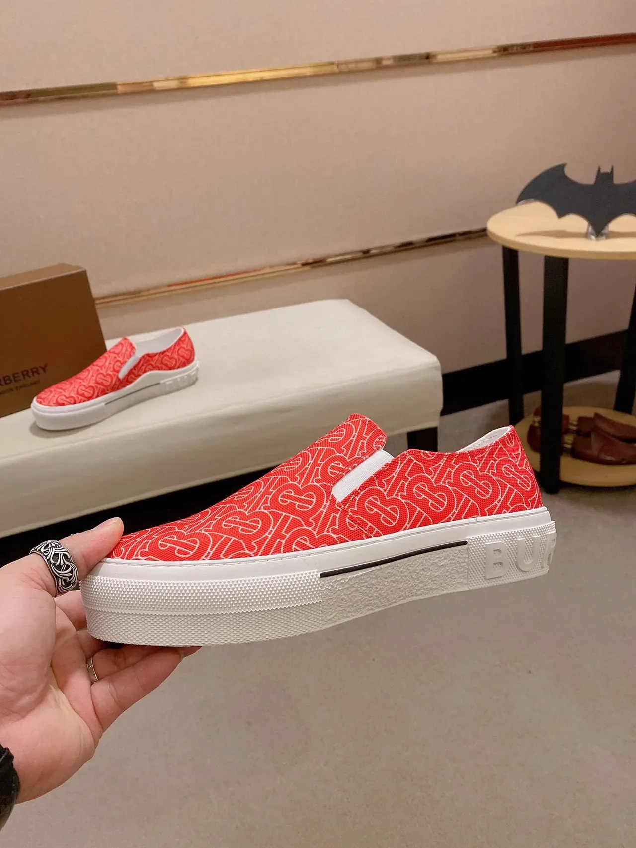Burberry Tênis lifestyle slip-on com monograma vermelho branco 8