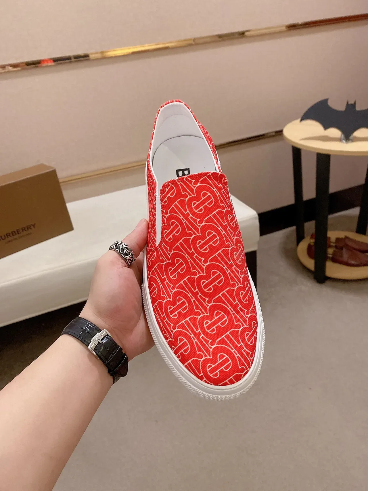 Burberry Tênis lifestyle slip-on com monograma vermelho branco 9