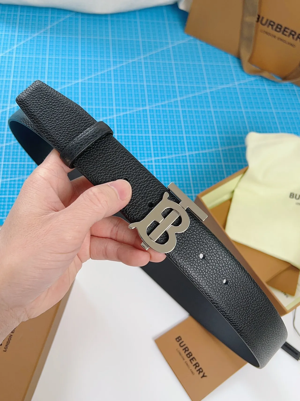 Burberry TB Cinto Preto Prateado texturizado Monogram Fivela Cinto de Couro 4