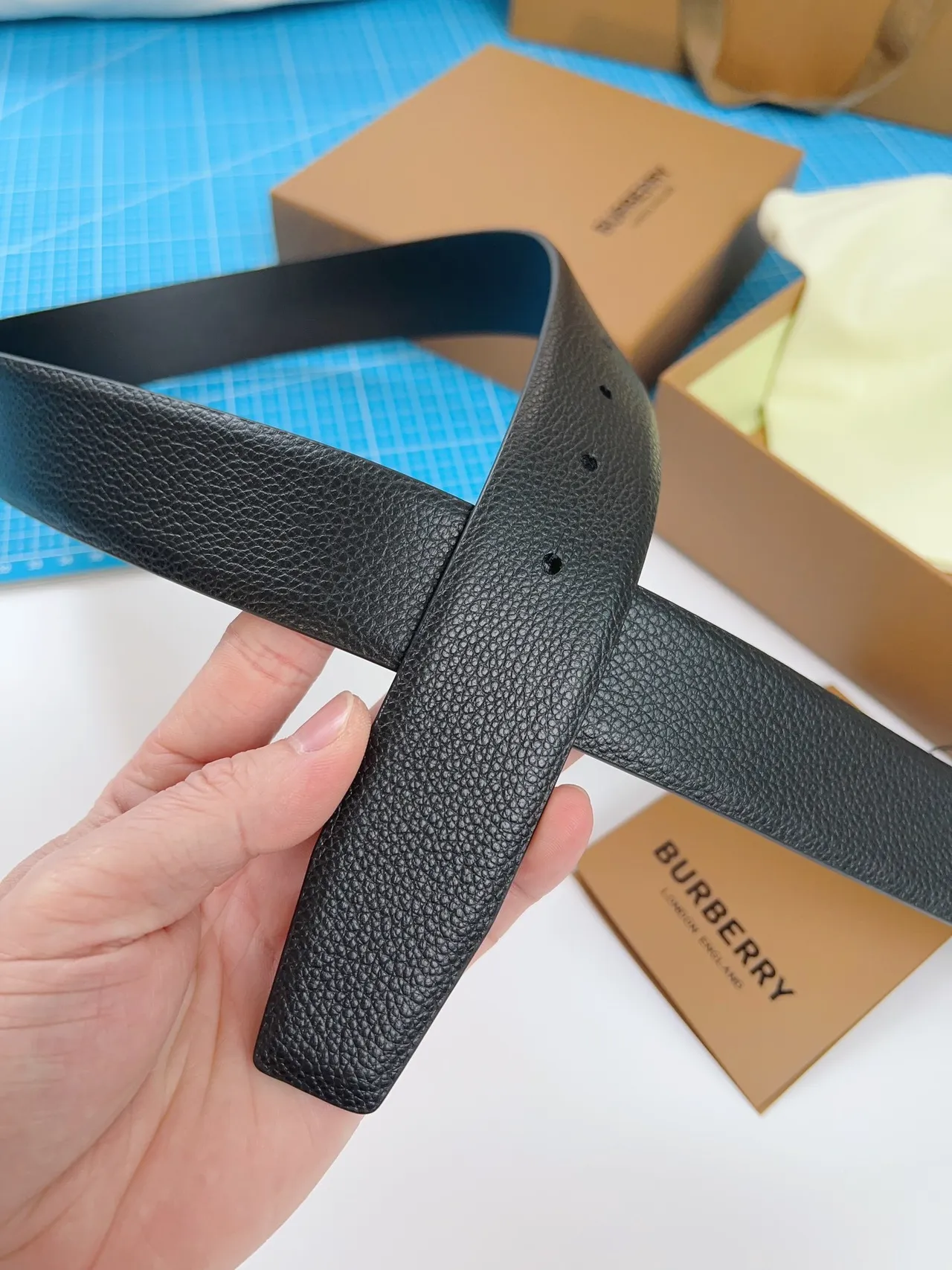 Burberry TB Cinto Preto Prateado texturizado Monogram Fivela Cinto de Couro 5