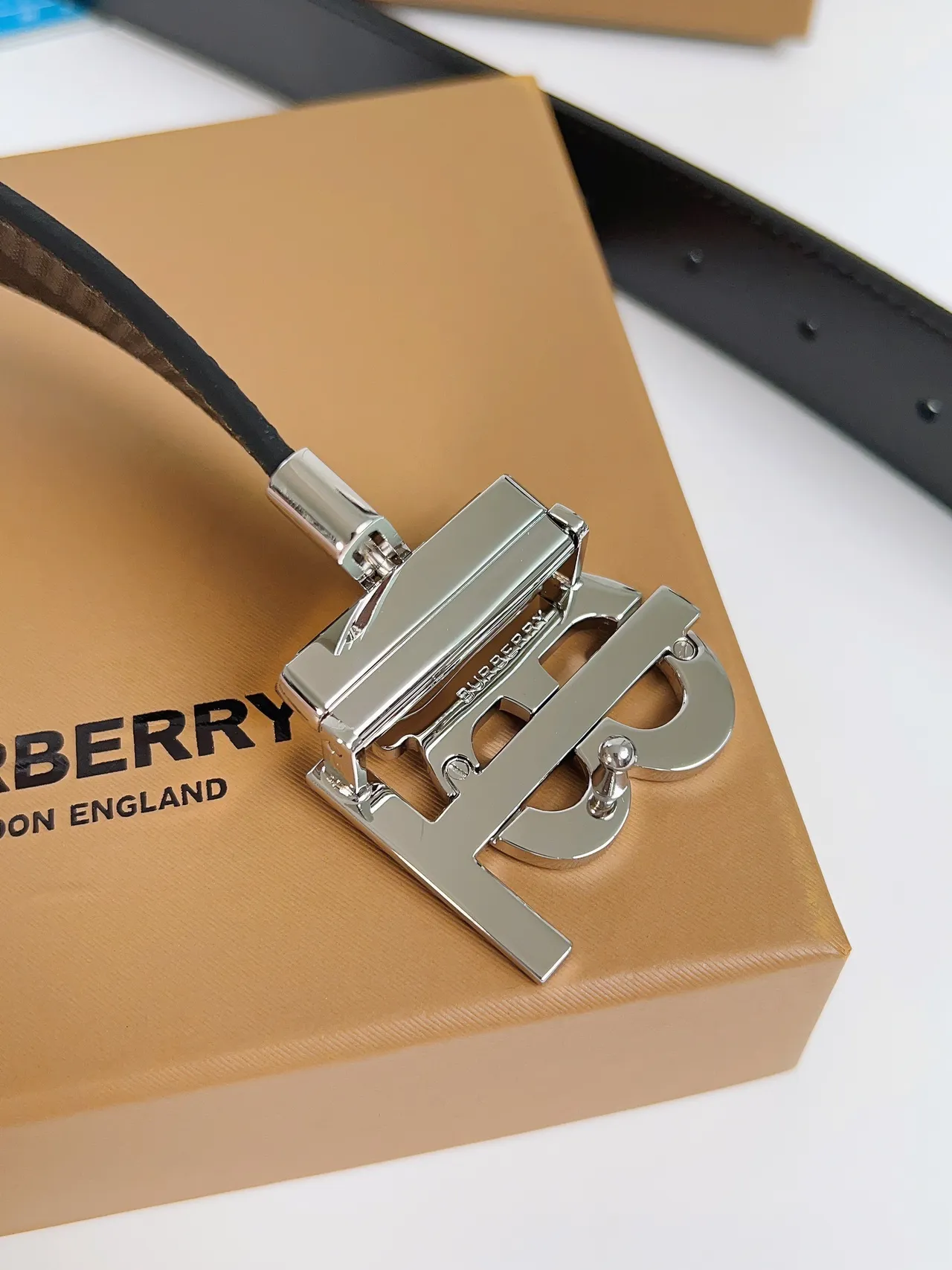 Cinto Burberry TB Monogram Cinza Carvão Xadrez Tonal de Couro 3