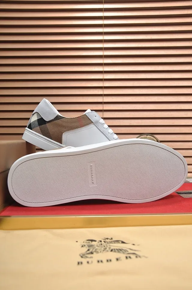 Burberry Sneakers Lifestyle avec upper en cuir blanc et beige et overlays en daim gris 2