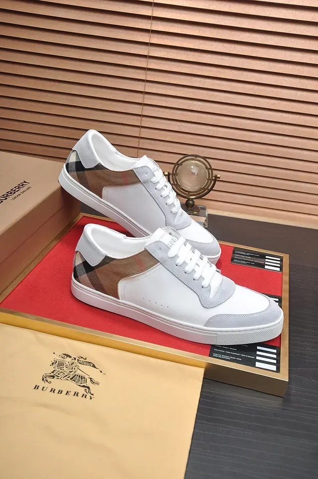 Burberry Sneakers Lifestyle avec upper en cuir blanc et beige et overlays en daim gris 3