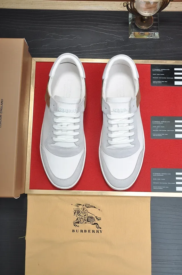 Burberry Sneakers Lifestyle avec upper en cuir blanc et beige et overlays en daim gris 4