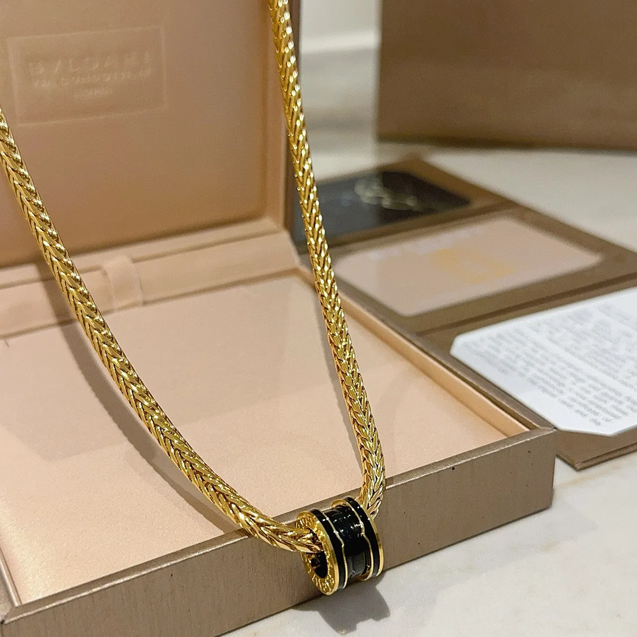Bvlgari B.zero1 Collier chaîne de maillons de blé tressés noirs dorés en forme de baril avec pendentif 3