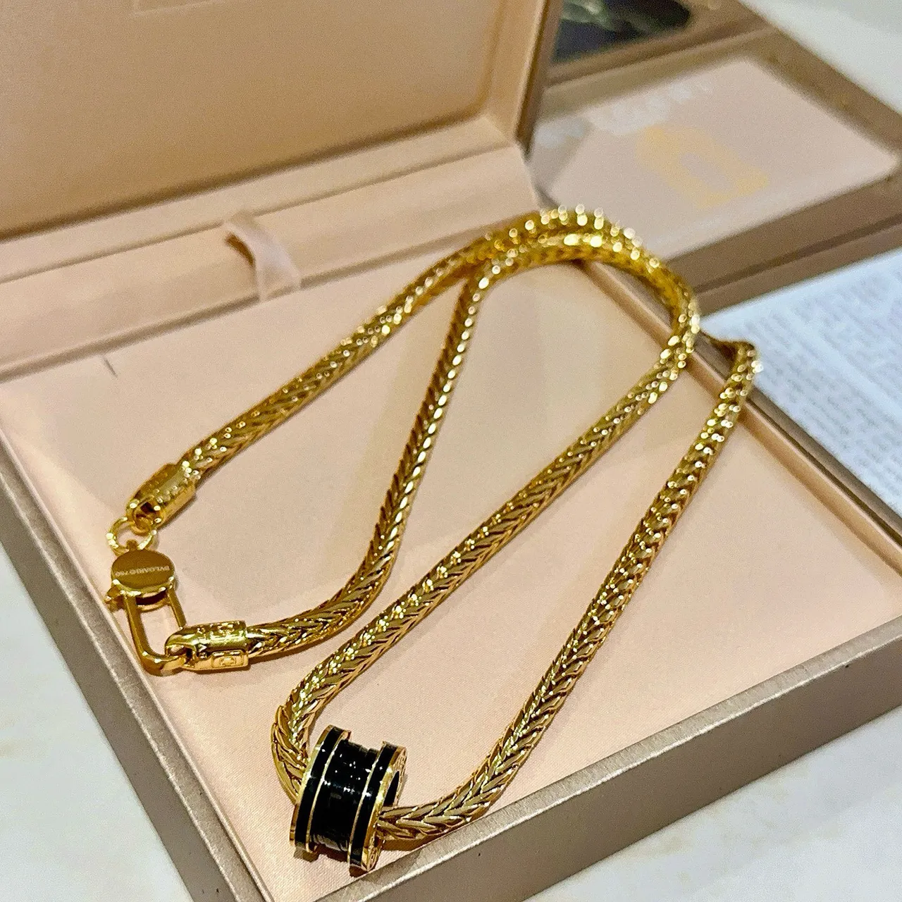 Bvlgari B.zero1 Collier chaîne de maillons de blé tressés noirs dorés en forme de baril avec pendentif 4