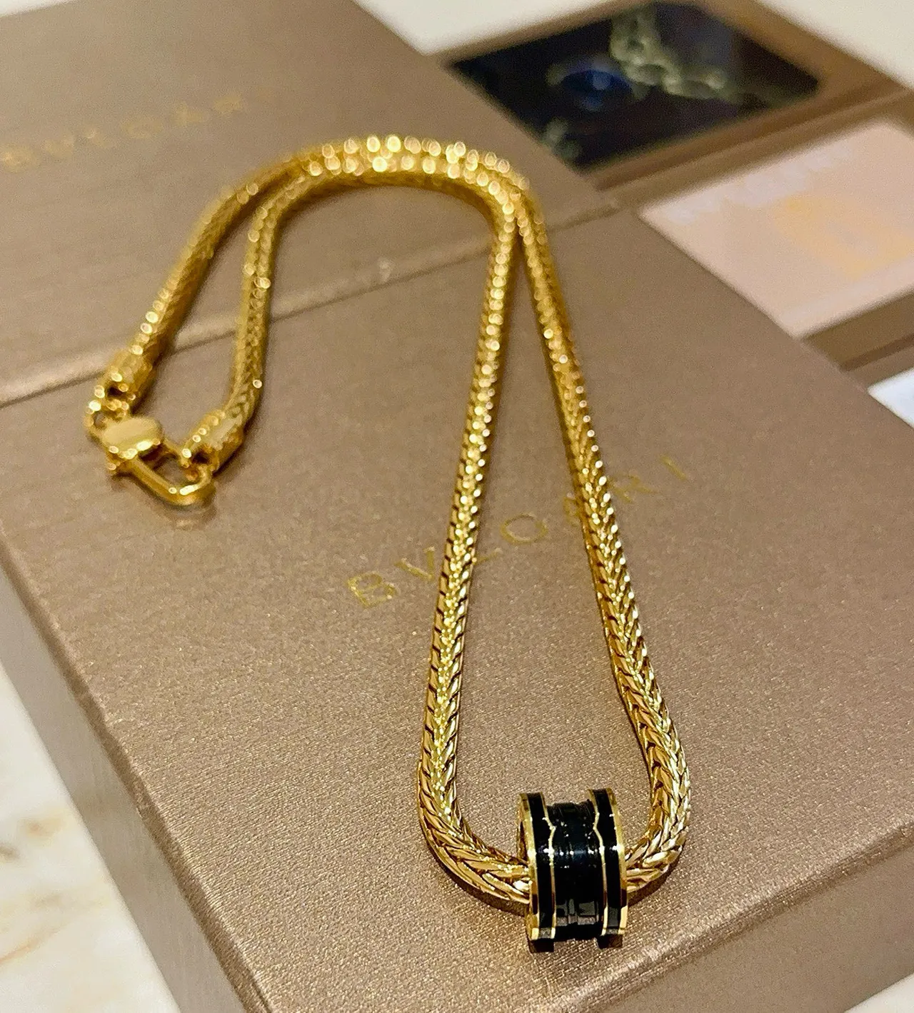 Bvlgari B.zero1 Collier chaîne de maillons de blé tressés noirs dorés en forme de baril avec pendentif 9
