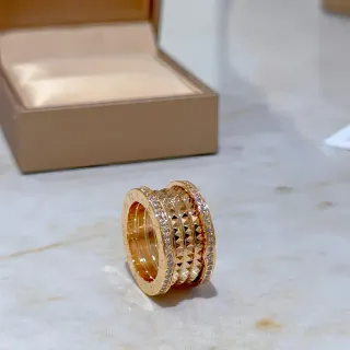 Bvlgari B.zero1 মাল্টি-ব্যান্ড পাভে এবং পিরামিড রিং