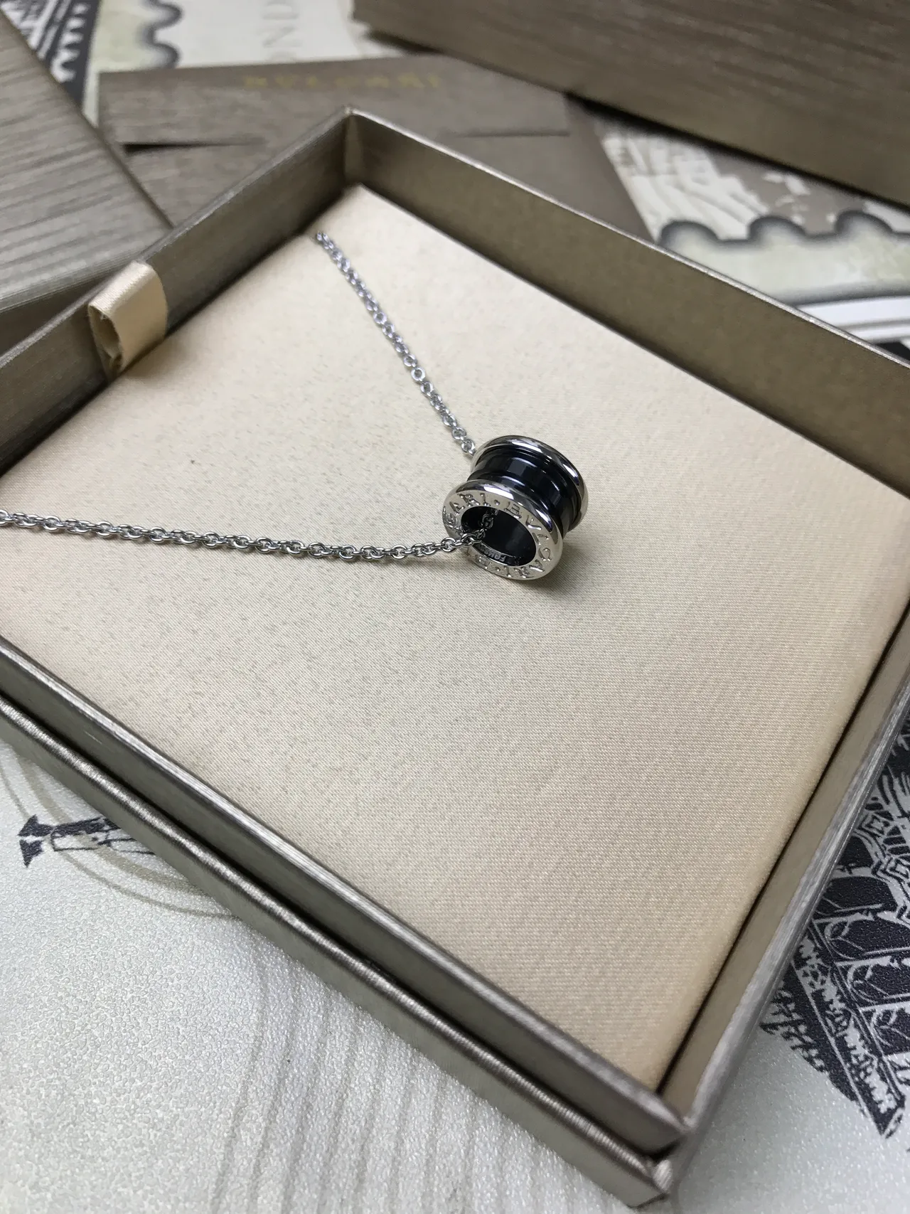 Bvlgari B.zero1 Rock قلادة سيراميك أسود وماس 10