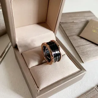 Bvlgari B.zero1 玫瑰金和黑色陶瓷戒指