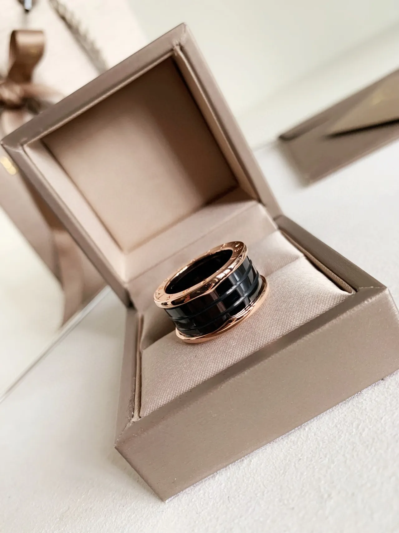 Bvlgari B.zero1 Bague en Or Rose et Céramique Noire 3
