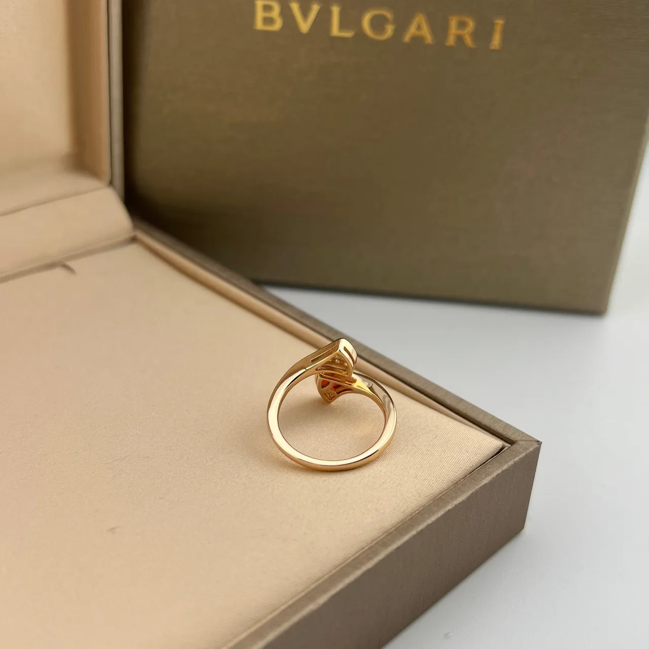 Bvlgari Divas’ Dream motivo de leque anel aberto dourado multi-pedra 3