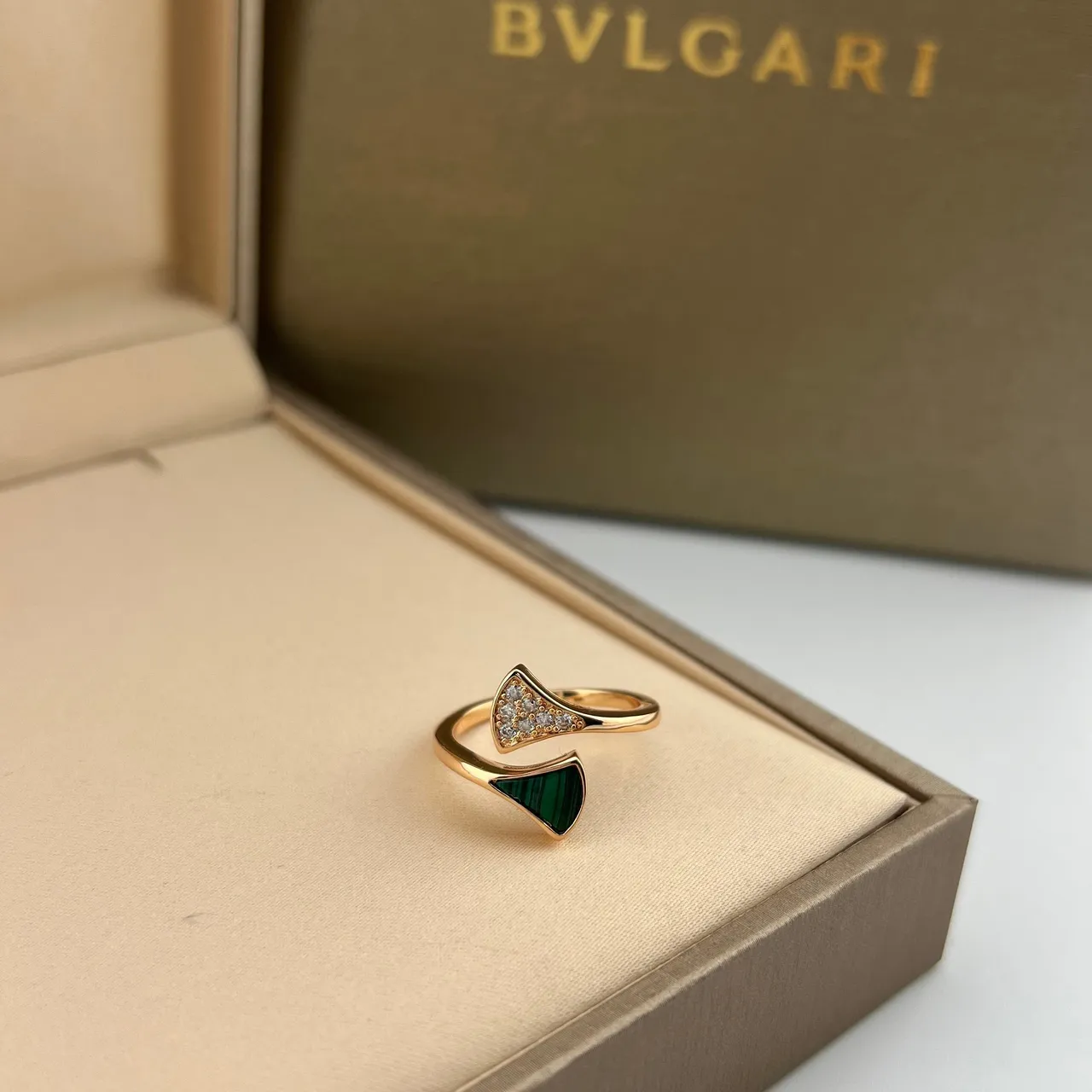 Bvlgari Divas’ Dream motivo de leque anel aberto dourado multi-pedra 4