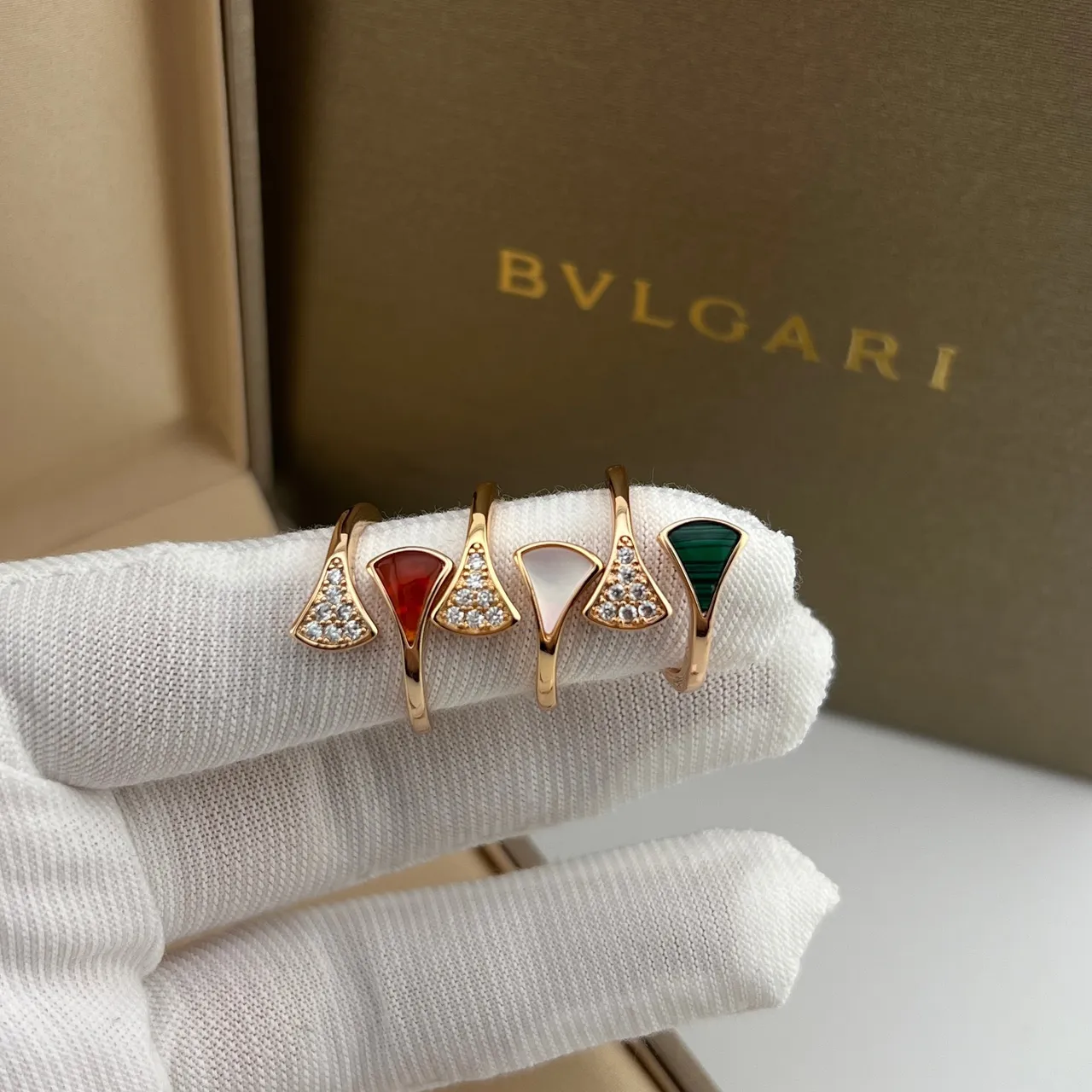 Bvlgari Divas’ Dream motivo de leque anel aberto dourado multi-pedra 5