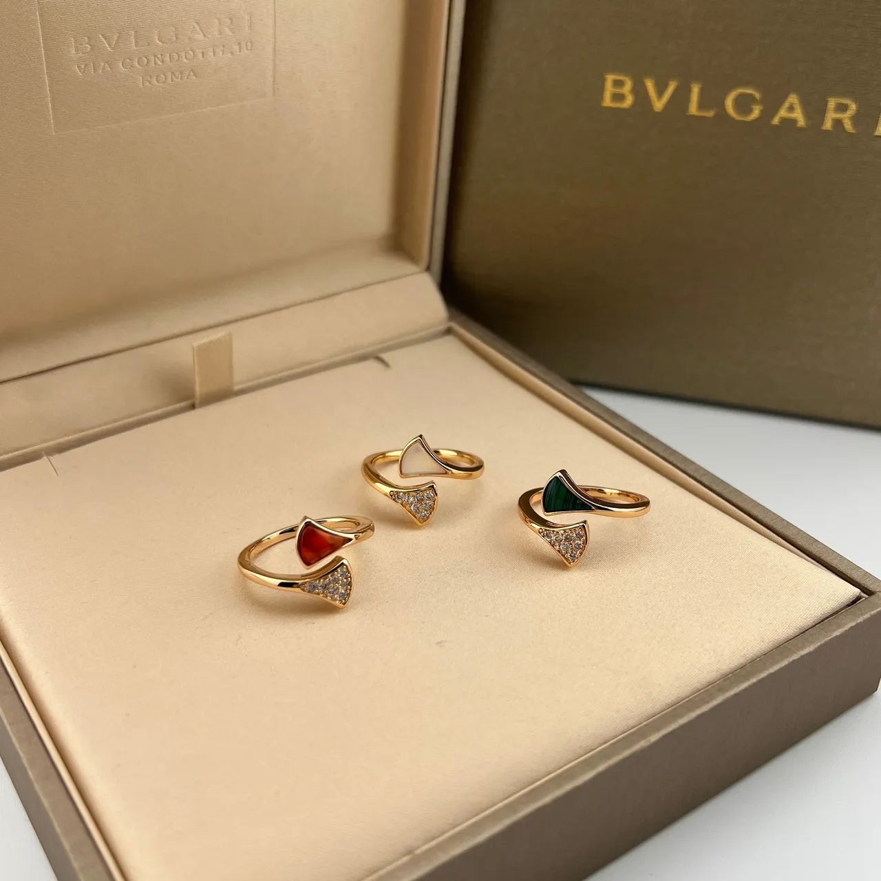 Bvlgari Divas’ Dream motivo de leque anel aberto dourado multi-pedra 6