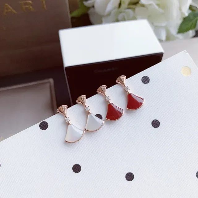 Bvlgari Divas’ Dream পাখা আকৃতির কার্নেলিয়ান এবং মাদার-অফ-পার্ল কানের দুল 3