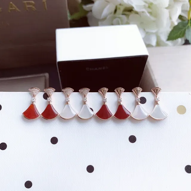 Bvlgari Divas’ Dream পাখা আকৃতির কার্নেলিয়ান এবং মাদার-অফ-পার্ল কানের দুল 7