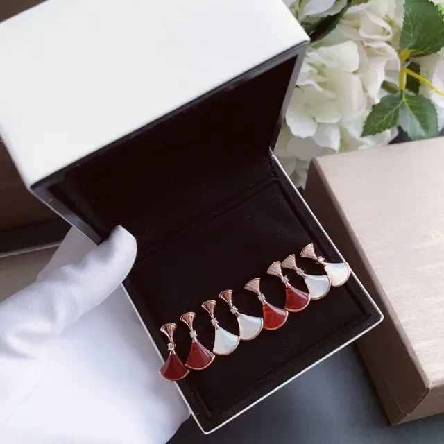 Bvlgari Divas’ Dream পাখা আকৃতির কার্নেলিয়ান এবং মাদার-অফ-পার্ল কানের দুল 8