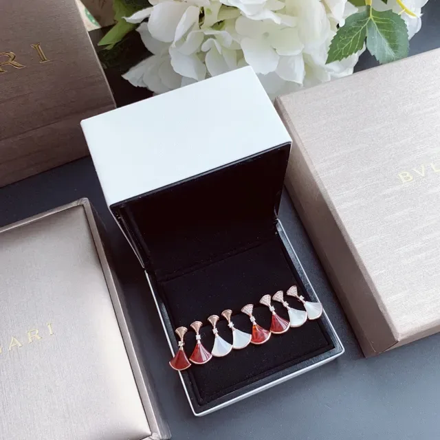 Bvlgari Divas’ Dream পাখা আকৃতির কার্নেলিয়ান এবং মাদার-অফ-পার্ল কানের দুল 9