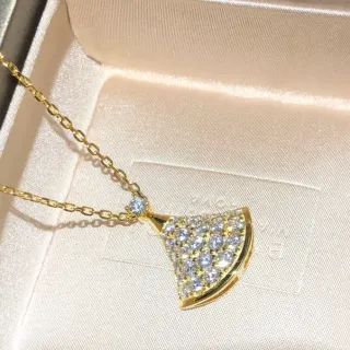 Bvlgari ডিভাজের স্বপ্ন পাখা আকারের প্যাভে সোনার হার