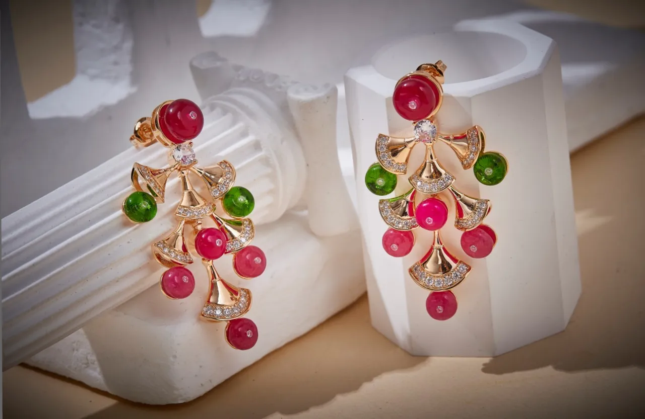 Bvlgari Divas’ Dream Boucles d'oreilles en gemmes rouges et vertes au motif de ventilateur 2