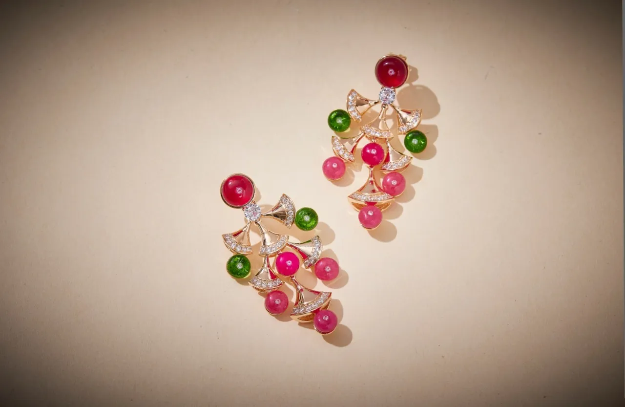 Bvlgari Divas’ Dream Boucles d'oreilles en gemmes rouges et vertes au motif de ventilateur 3