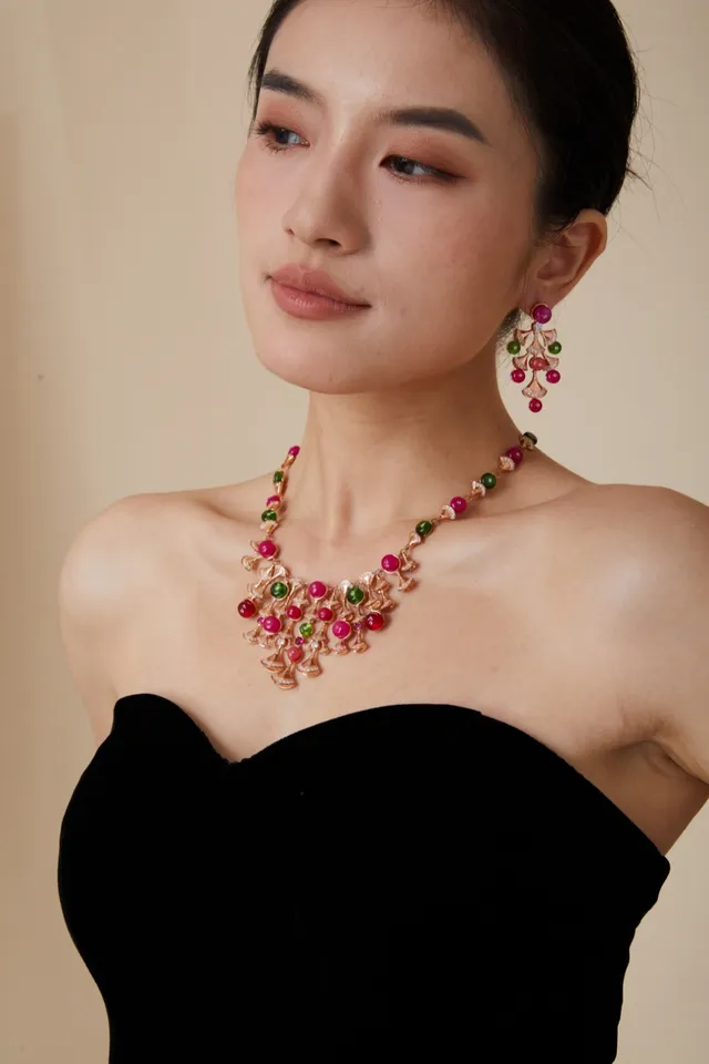 Bvlgari Divas’ Dream Boucles d'oreilles en gemmes rouges et vertes au motif de ventilateur 7