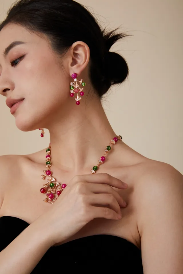 Bvlgari Divas’ Dream Boucles d'oreilles en gemmes rouges et vertes au motif de ventilateur 8