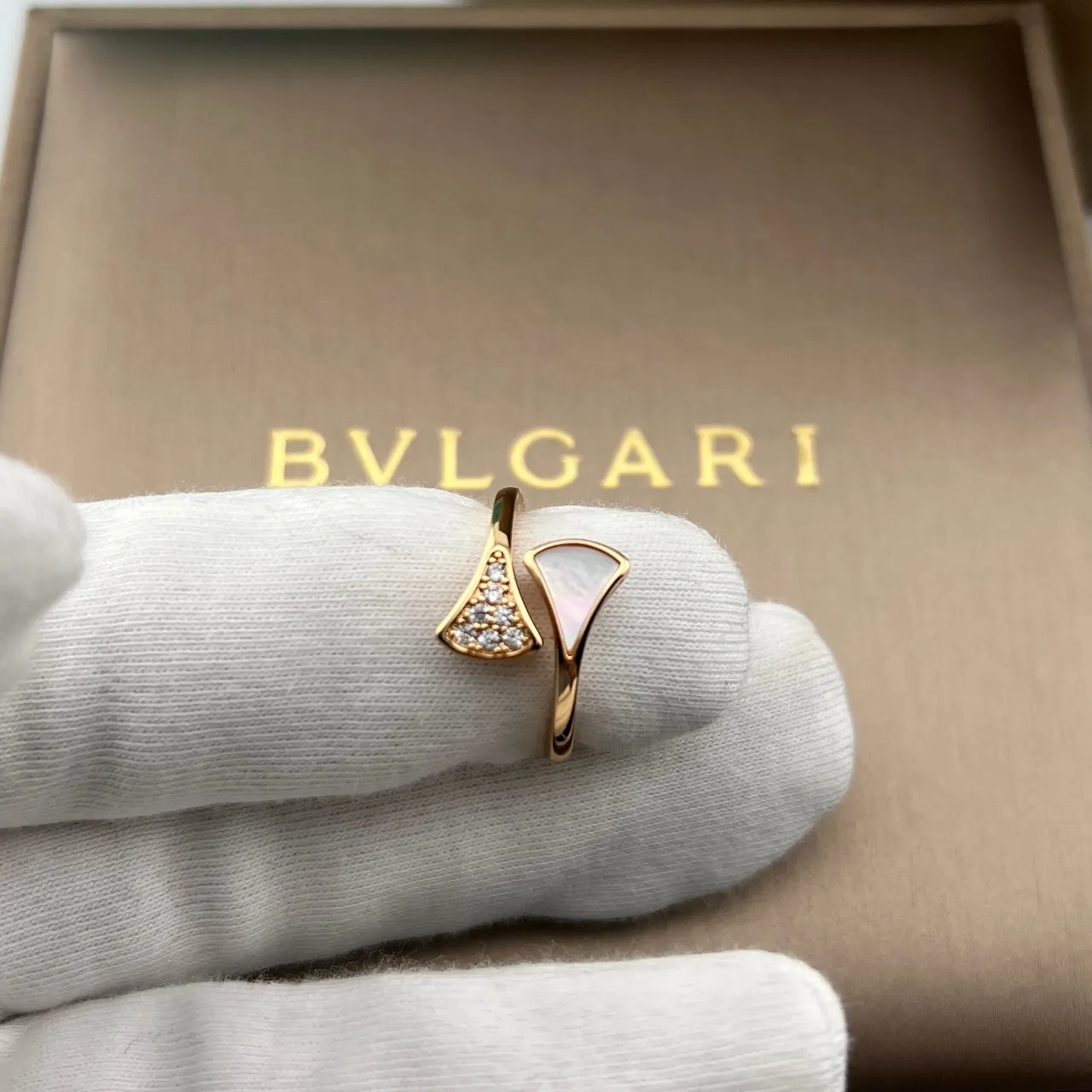 Bvlgari خاتم ذهبي بيج غير متناظر بأحزمة مزدوجة مع تضمين صدفة 2