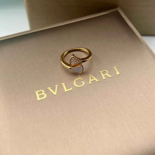 Bvlgari خاتم ذهبي بيج غير متناظر بأحزمة مزدوجة مع تضمين صدفة 3
