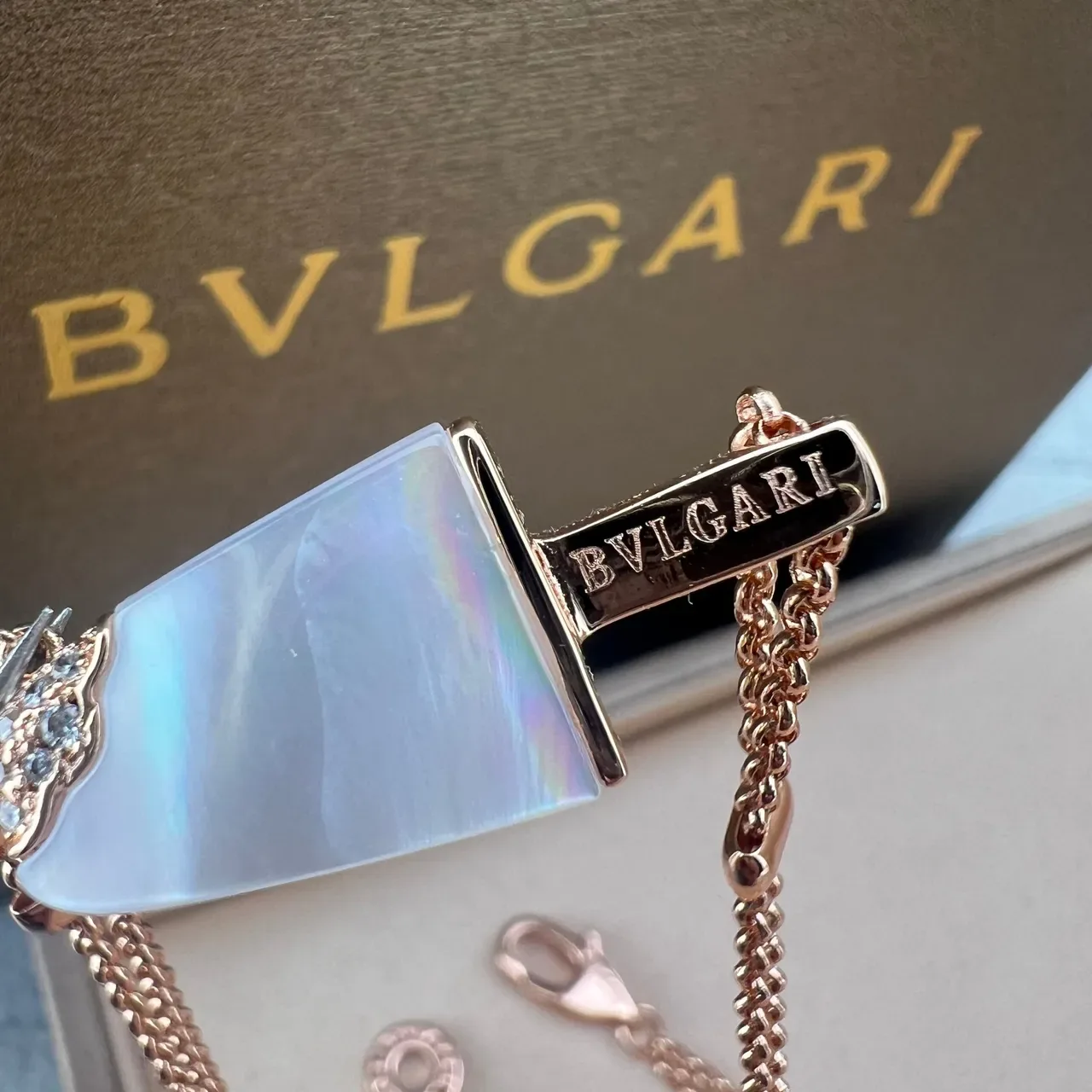 Bvlgari Colar dourado com pingente de barra de sorvete verde e design de corrente dupla 2
