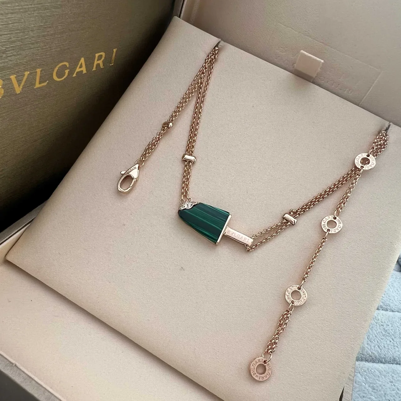 Bvlgari Colar dourado com pingente de barra de sorvete verde e design de corrente dupla 4