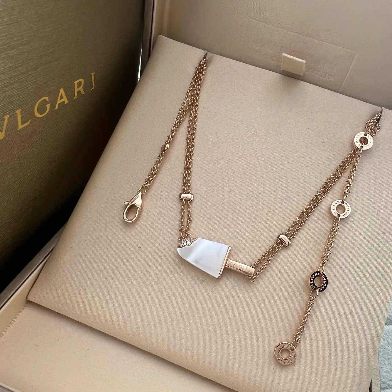 Bvlgari Colar dourado com pingente de barra de sorvete verde e design de corrente dupla 5