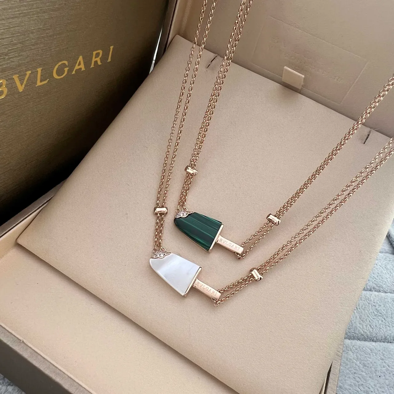 Bvlgari Colar dourado com pingente de barra de sorvete verde e design de corrente dupla 6