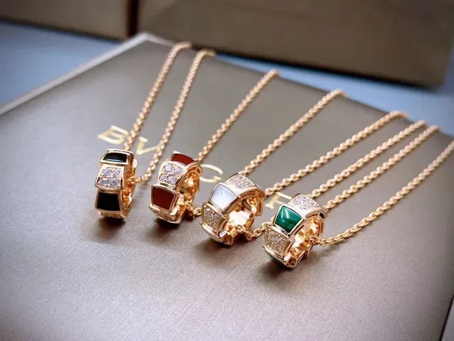Collier Bvlgari Or Multicolore Pendentif Géométrique à Blocs avec Inlay Multi-Pierres 1