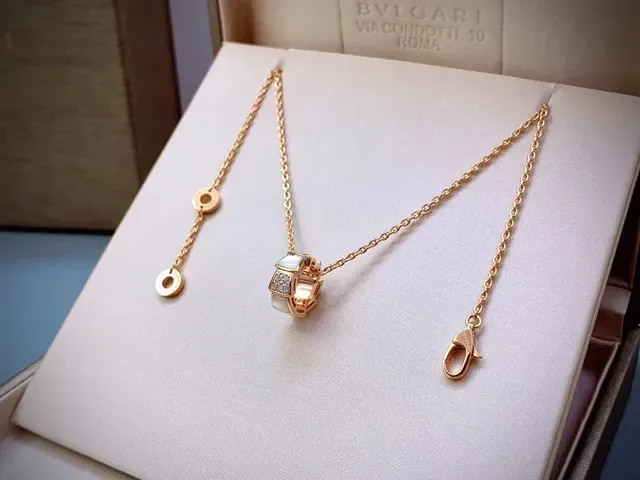 Collier Bvlgari Or Multicolore Pendentif Géométrique à Blocs avec Inlay Multi-Pierres 5