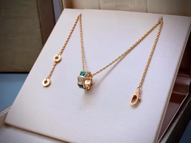 Collier Bvlgari Or Multicolore Pendentif Géométrique à Blocs avec Inlay Multi-Pierres 8