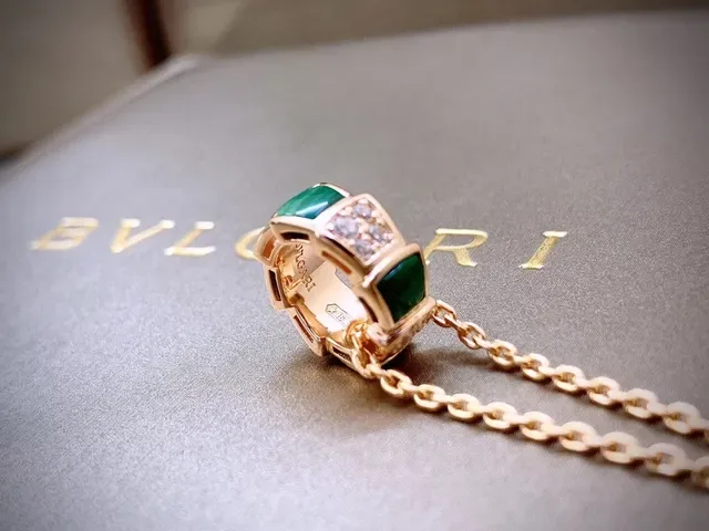 Collier Bvlgari Or Multicolore Pendentif Géométrique à Blocs avec Inlay Multi-Pierres 9